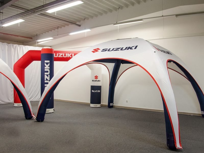 AXION arch, column and tent printed as one set in a hall (the manufacturer's client work)